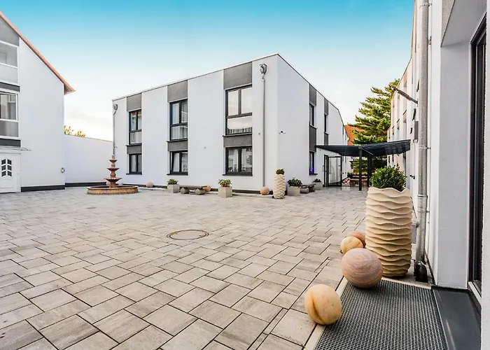 Отель Naam & Frankfurt City-messe Airport 3*